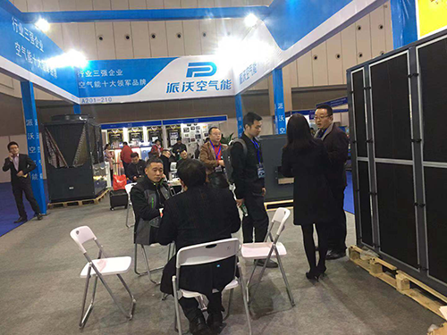 贝博空气能给参展者介绍产品