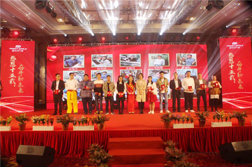 贝博唐菲平总经理与优秀员工合影