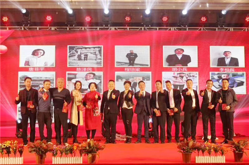 公司领导与贝博功勋员工合影