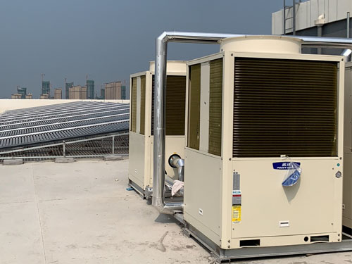 徐州汉兴高级中学用贝博空气源热泵，超低温20匹热水机组
